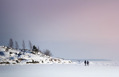 两个人在结冰的湖面上行走